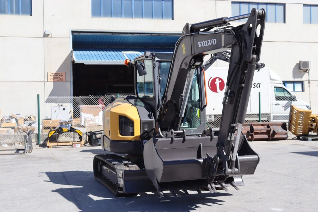Se vende Excavadora Volvo ECR58F